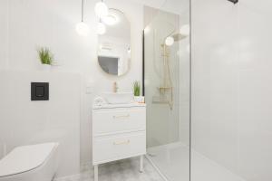 Modern Apartment with Balcony near Aleje Jerozolimskie by Noclegi Renters