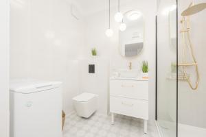 Modern Apartment with Balcony near Aleje Jerozolimskie by Noclegi Renters