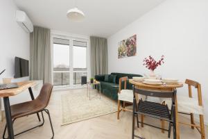 Modern Apartment with Balcony near Aleje Jerozolimskie by Noclegi Renters