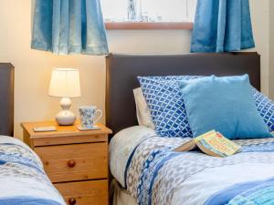 1 bed property in Brynteg 81354