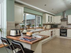 4 Bed in Brecon BN151