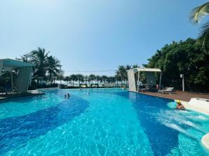 Seaview beach room Lumpini-pool and gym face to ocean