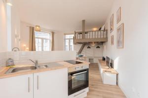 Spacious and bright studio in the center.