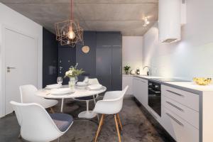 Modern and Elegant Apartment with Bathub in Cracow Center by Renters