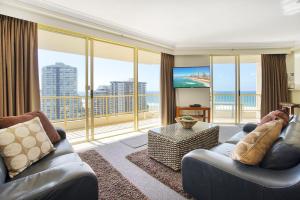 Retro Main Beach Hidden Gem with Waterfront Views