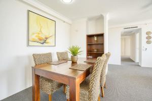 Retro Main Beach Hidden Gem with Waterfront Views