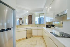 Retro Main Beach Hidden Gem with Waterfront Views