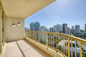 Retro Main Beach Hidden Gem with Waterfront Views