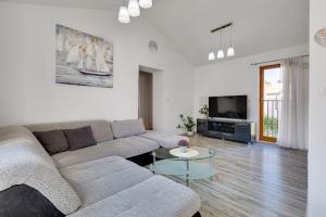Sunny apartment Eni