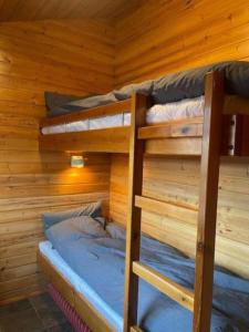 Cozy 2 bedroom cottage with hot tub