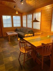 Cozy 2 bedroom cottage with hot tub