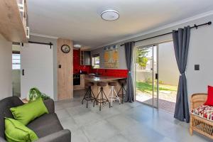 Retro Rest - walking distance to Beach, Langebaan