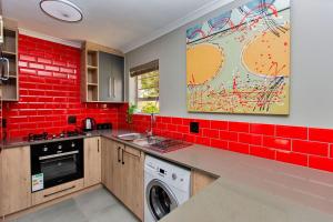 Retro Rest - walking distance to Beach, Langebaan