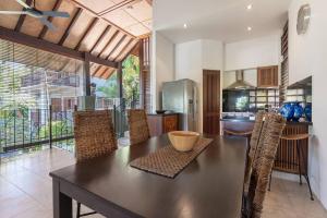 Coco Villa - Central Mediterranean-style Pool Oasis