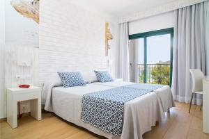 Twin Room with Balcony room in Hotel Ses Savines