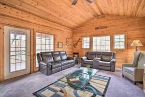 Spacious Cabin with Hot Tub near Carters Lake - Colima