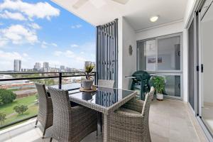 Skyline Top of Town Resort-style City Living