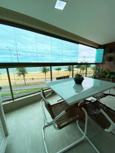 Apartamento De frente ao mar, linda varanda com churrasqueira