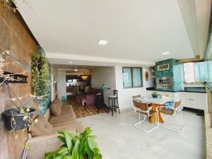 Apartamento De frente ao mar, linda varanda com churrasqueira