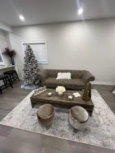 Chic 2B Oasis Retreat, Giant Hot Tub and Sauna Bliss - Aurora