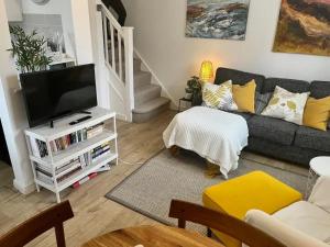 Pass the Keys Cosy One Bedroom House with Parking