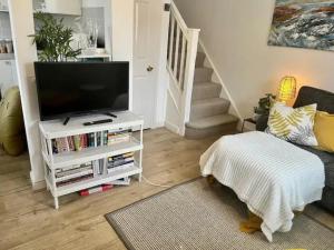 Pass the Keys Cosy One Bedroom House with Parking