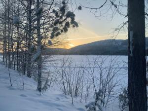 Saunaharju 5 järven rannalla