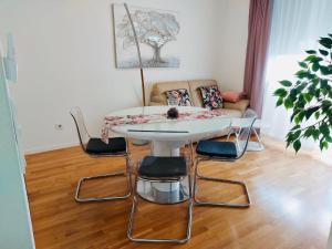 West Residence Luxury Apartment- parking in garage