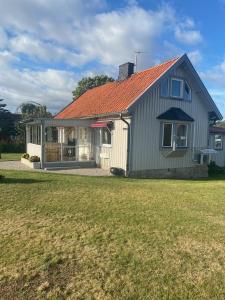 Cosy cottage located close to a bay in Skappevik