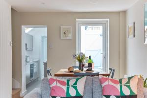 Sunbeam Cottage by Coaste