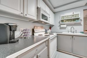 Missouri Couples Retreat Shouse with Patio, Yard