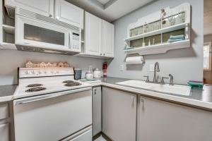 Missouri Couples Retreat Shouse with Patio, Yard