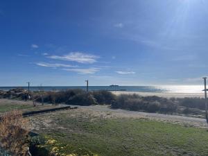 MAISONS SUR LA PLAGE Joli 3 pièces mezzanine 1ère ligne vue mer Richelieu Cap dAgde