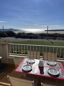 MAISONS SUR LA PLAGE Joli 3 pièces mezzanine 1ère ligne vue mer Richelieu Cap dAgde