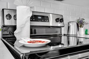 Gorgeous 3-Bed Retreat Mins from Bayside and Parking