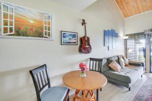 Molokai Island Loft Lanai, Pool and Walk to Beach!