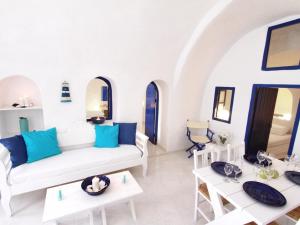 Blu Bianco Cave House by SV