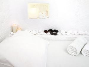 Blu Bianco Cave House by SV