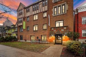 Trendy Studio Apartment in Chicago - Kenwood 103 & 303 rep