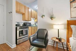 Trendy Studio Apartment in Chicago - Kenwood 103 & 303 rep