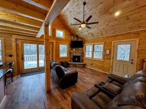 31R Brand new log home on quiet side street in Bethlehem, close to Main Street! 20 min to skiing