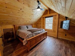 31R Brand new log home on quiet side street in Bethlehem, close to Main Street! 20 min to skiing