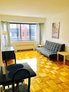 Stylish Montreal Apartment: Comfortable Stay in the Golden Square Mile