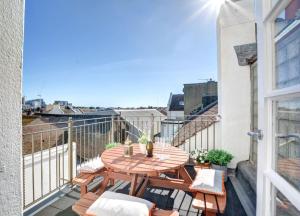 Modern 4 Bedroom townhouse perfect location.