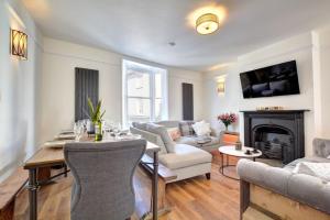 Modern 4 Bedroom townhouse perfect location.