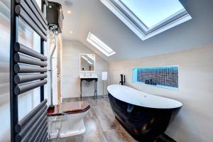 Modern 4 Bedroom townhouse perfect location.