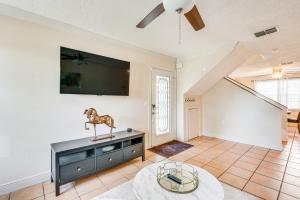 4 Mi to Busch Gardens Lovely Tampa Home!