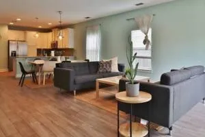 Spacious 4 BR Beach Retreat - Blocks From Beach - Isle of Palms South