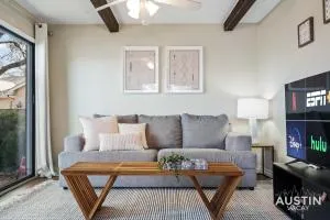 Walk to Zilker Patio w a View Elevated Balcony - West Lake Hills