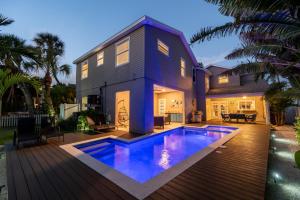 Bay Dreamin! Walk to the Beach, Pier, & Pine Ave! Heated Pool!